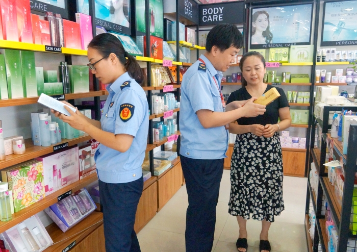 图为该局执法人员向化妆品经营者讲授化妆品包装相关法规知识。 图为该局执法人员向化妆品经营者讲授化妆品包装相关法规知识。