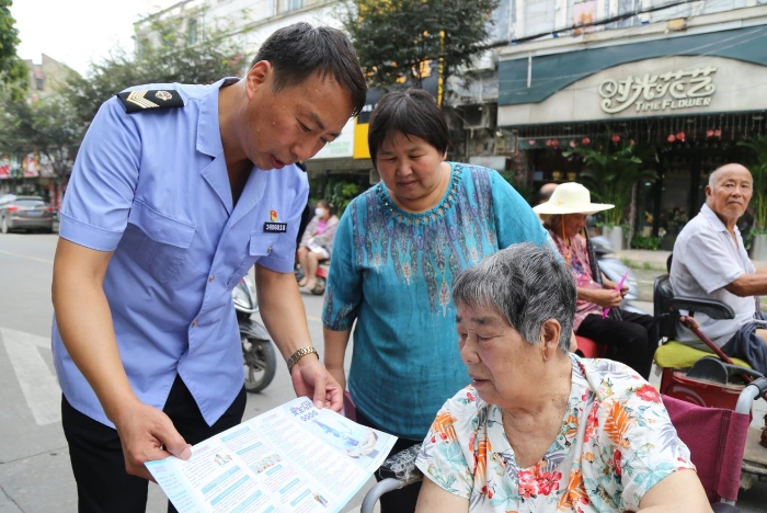 图为该局党员志愿者在向过往群众宣传安全用药科学理念和实用知识。