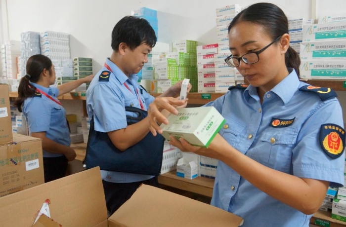 图为该局执法人员在一家医疗单位药品仓库抽查药品。
