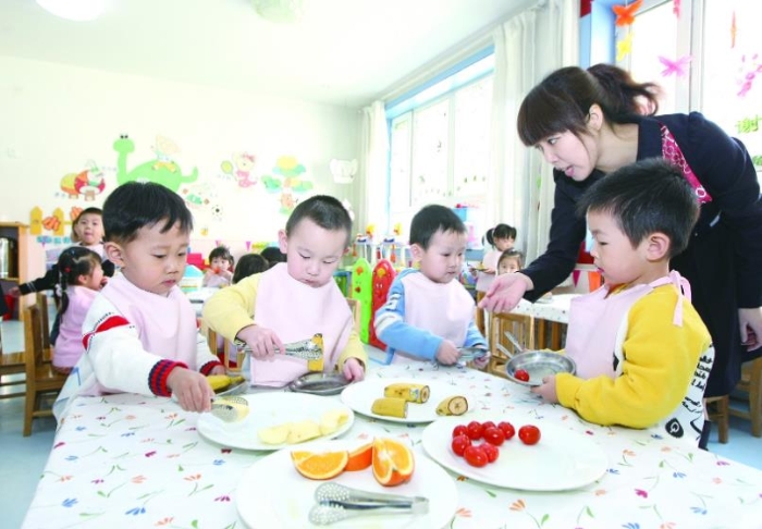 图为哈尔滨市红霞幼儿园老师在对幼儿进行食品安全知识教育。红霞　摄