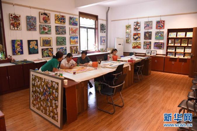 青州农民画画家在进行创作（7月21日摄）。 新华社记者 王凯 摄