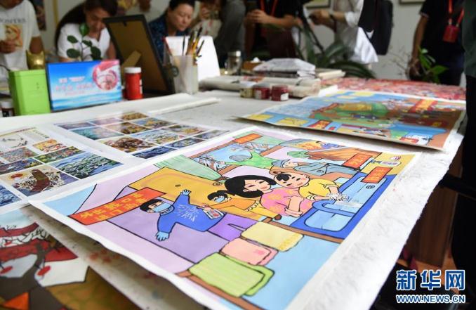 青州农民画画家在展示他们的画作（7月21日摄）。 新华社记者 王凯 摄