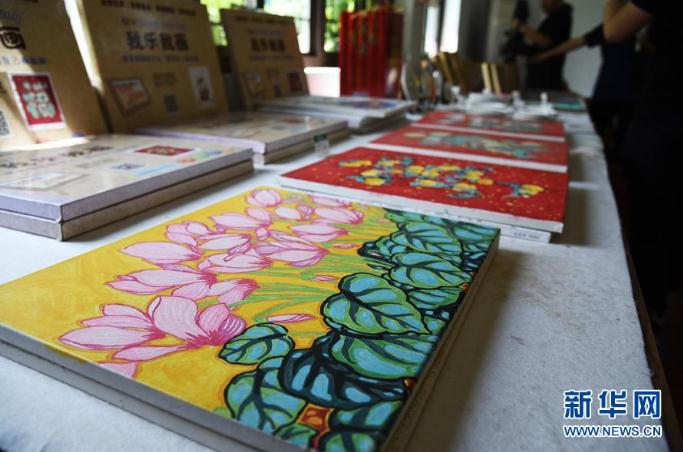 这是7月21日拍摄的青州农民画文创产品。新华社记者 王凯 摄