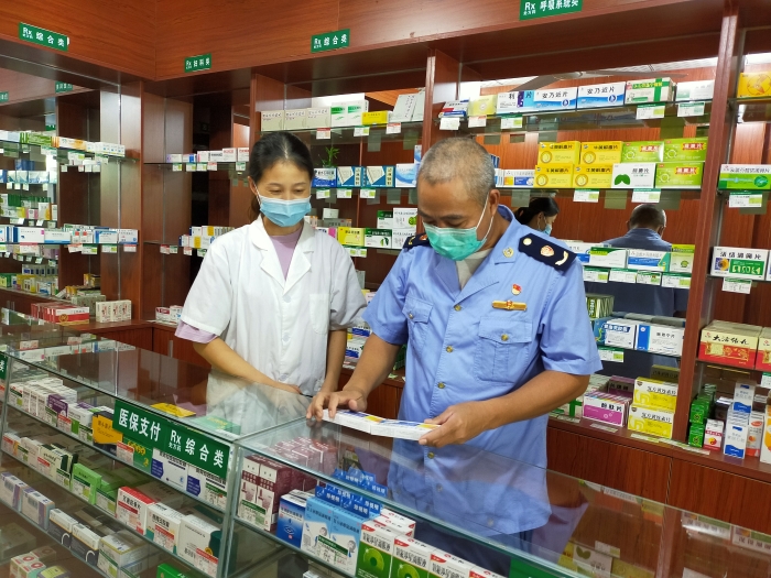 图为集美区市场监督管理局执法人员在某药店检查发热、咳嗽药品销售管理情况