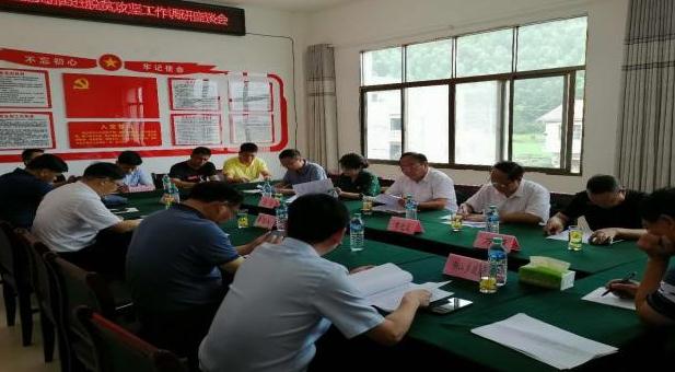 江西省药监局局长上官新晨到村里调研召开座谈会。