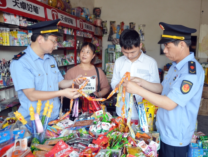 江西于都：严查食品　迎开学季