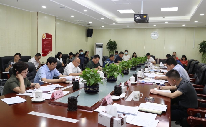6月8日，新疆药监局党组召开专题会议，听取对全区医疗机构制剂室专项整治情况的汇报。（马少宾 摄）