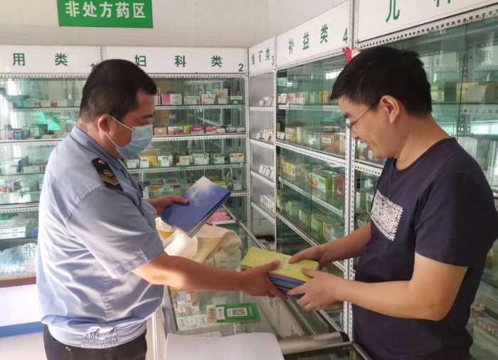 昌平区市场监管局执法人员在检查辖区药店。