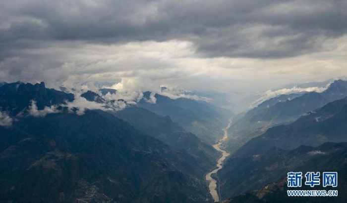 从空中俯瞰怒江大峡谷（5月16日摄，无人机照片）。新华社记者 江文耀 摄