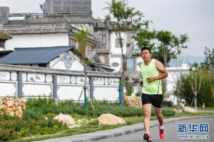 一名男子在大理市环洱海流域湖滨缓冲带生态廊道跑步（9月3日摄）。新华社记者 胡超 摄