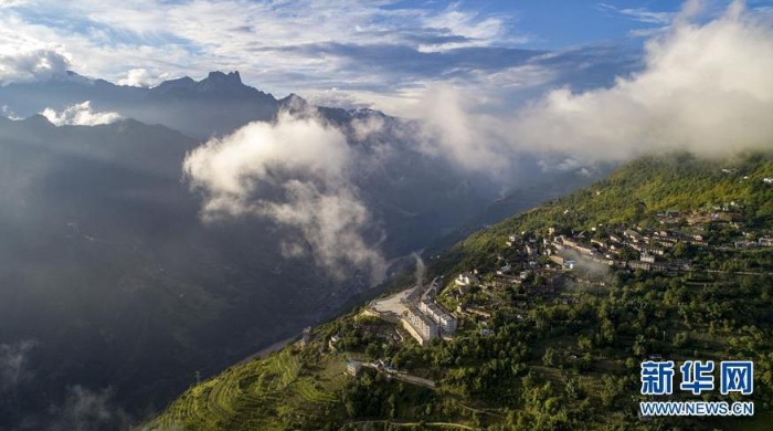 从空中俯瞰怒江大峡谷（2019年9月2日摄，无人机照片）。新华社记者 江文耀 摄