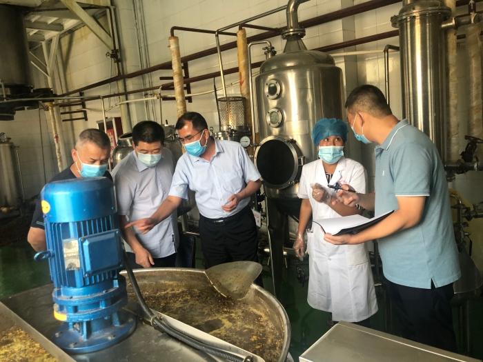 新疆维吾尔自治区药监局督导组在和田地区督导检查中药汤剂生产情况。