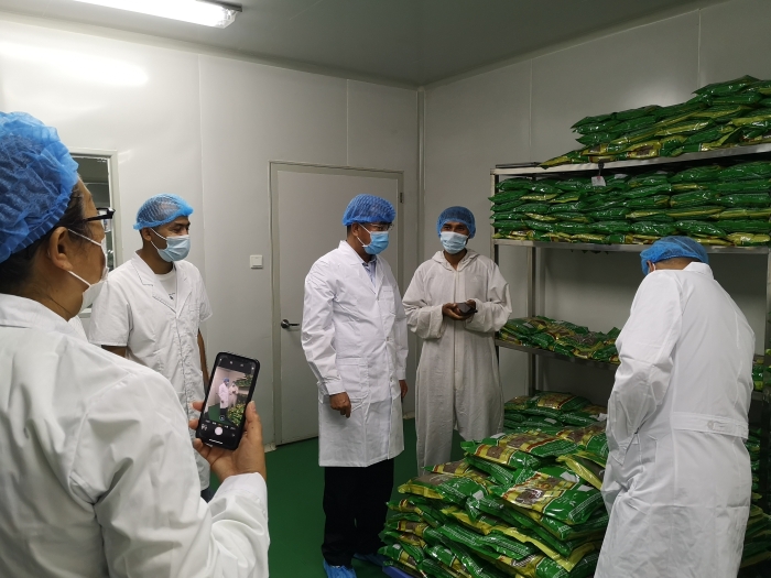 新疆维吾尔自治区药监局督导组在和田地区督导检查中药饮片生产企业。