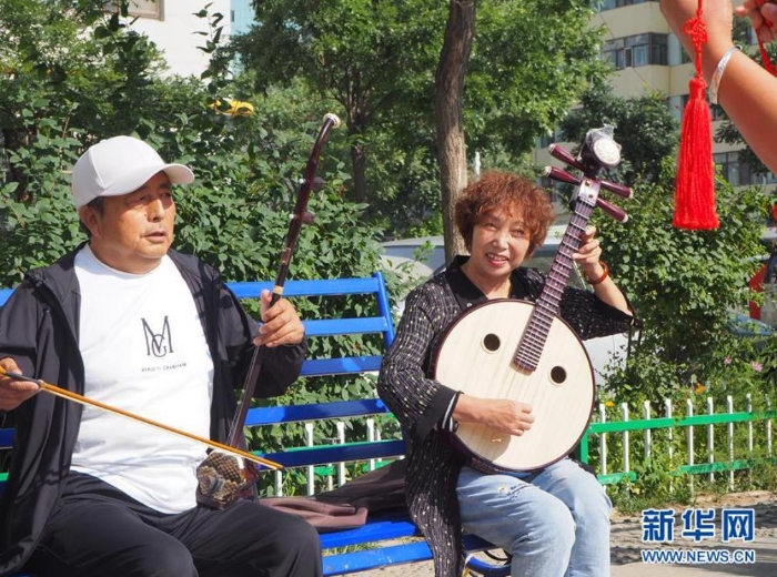 青海省西宁市韵家口镇中庄村村民在演奏民乐（8月18日摄）。 新华社记者 白玛央措 摄