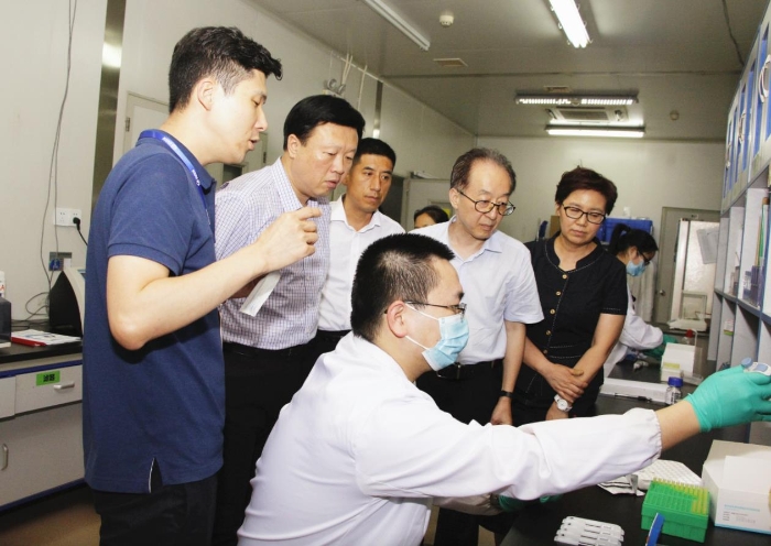 图为陕西省药监局党组书记、局长应宏锋（左二）在西安金磁纳米生物技术有限公司现场调研。李思梦 摄