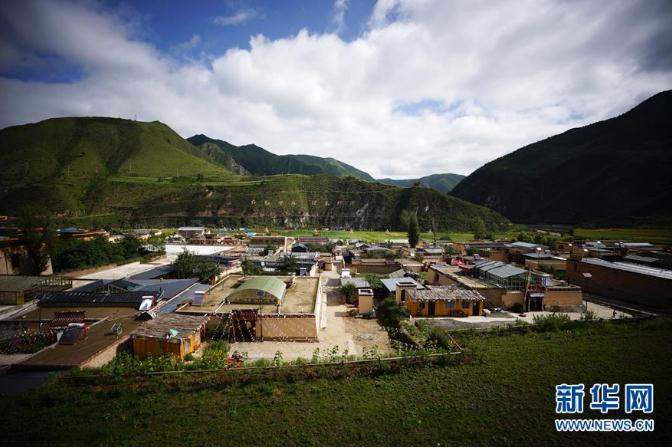 这是8月13日拍摄的甘肃省甘南藏族自治州卓尼县博峪村一景。新华社记者 邢广利 摄
