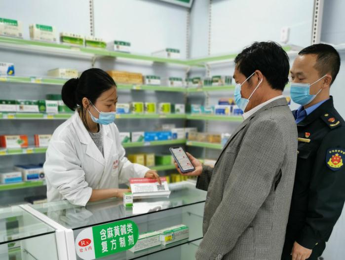 9月15日，一市民在毕节市黔西县泰源药房体验扫码购买特殊药。