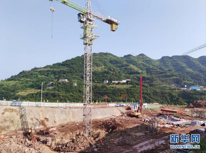 云南省水富市棚改项目在有序施工（8月10日摄）。  新华社记者 林碧锋 摄