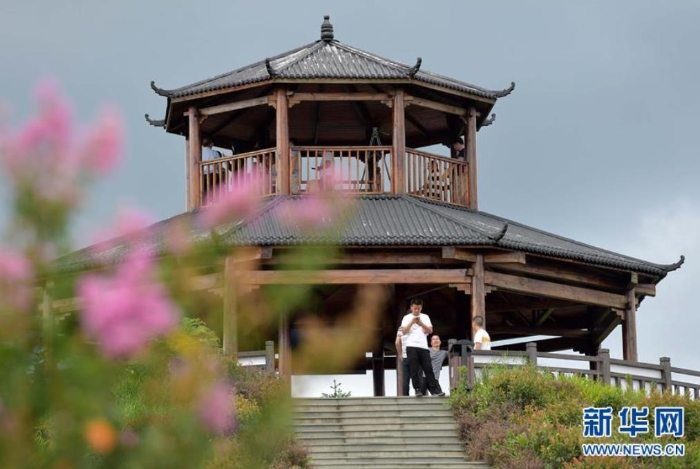 游客在江西省寻乌县文峰乡上甲村附近的生态修复区观光游玩（7月19日摄）。  新华社记者 彭昭之 摄