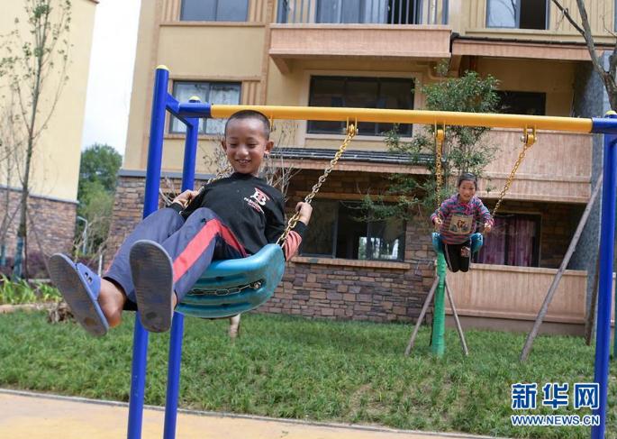 孩子们在南坪社区内的健身场玩耍（8月11日摄）。 新华社记者 李贺 摄