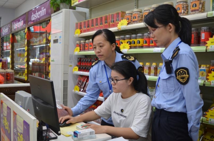 图为执法人员在中药饮片经营企业检查