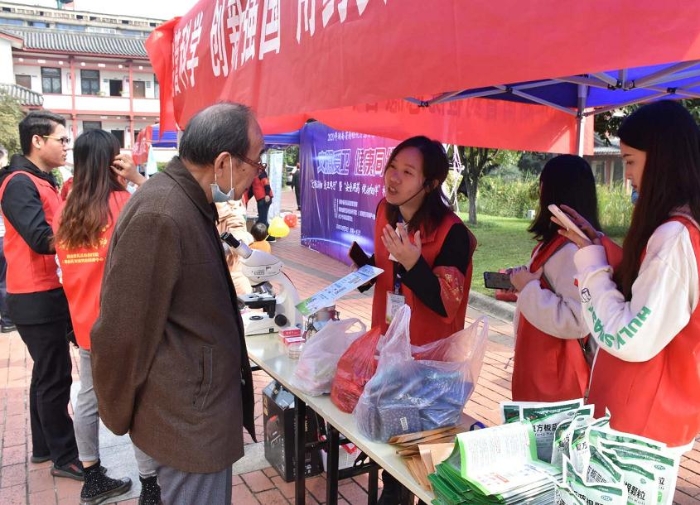 湖南省药检院联合长沙市晓园公园开展垃圾分类及安全用药知识科普活动