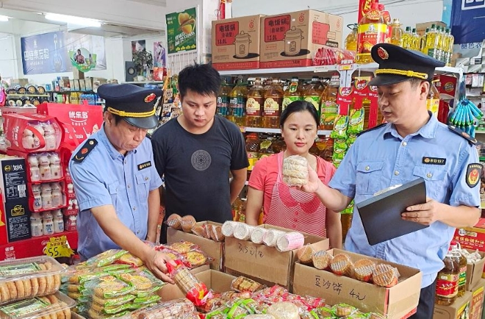 图为10月3日该局执法人员一乡镇食品店内检查节后食品。
