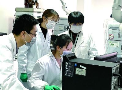 浙江省食品药品检验研究院工作人员在探讨法维拉韦应急检验细节。