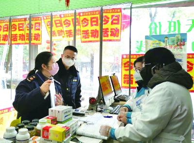 浙江省江山市市场监管局执法人员在药店检查。