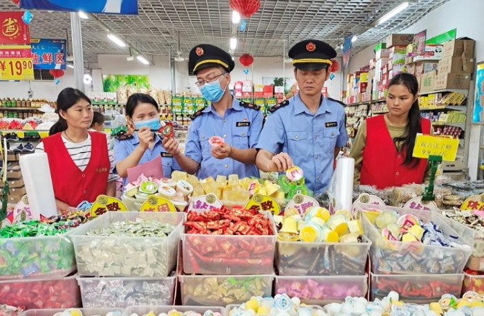 图为10月13日该局执法人员正在一乡镇商店检查果冻食品。