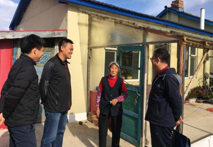 图为吉林省药监局派驻鸡冠村扶贫工作队了解贫困户生活状况。