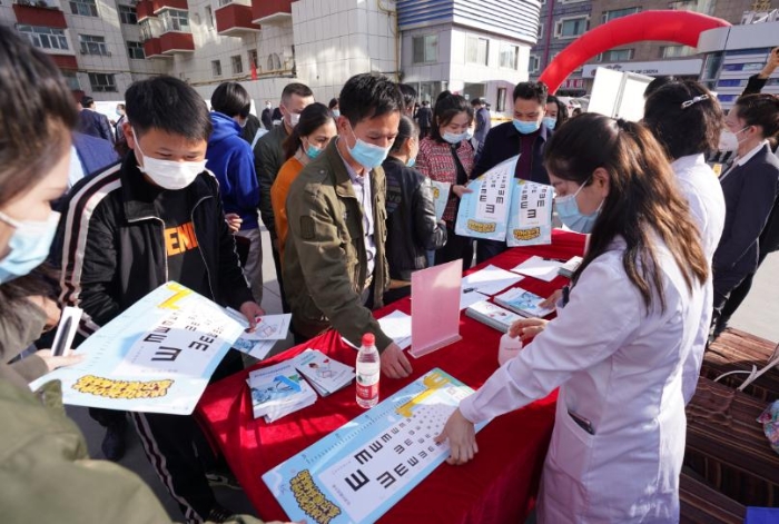 医疗器械安全宣传周活动启动仪式现场的举办的器械使用咨询活动现场。(马少宾摄) 医疗器械安全宣传周活动启动仪式现场的举办的器械使用咨询活动现场。(马少宾摄)