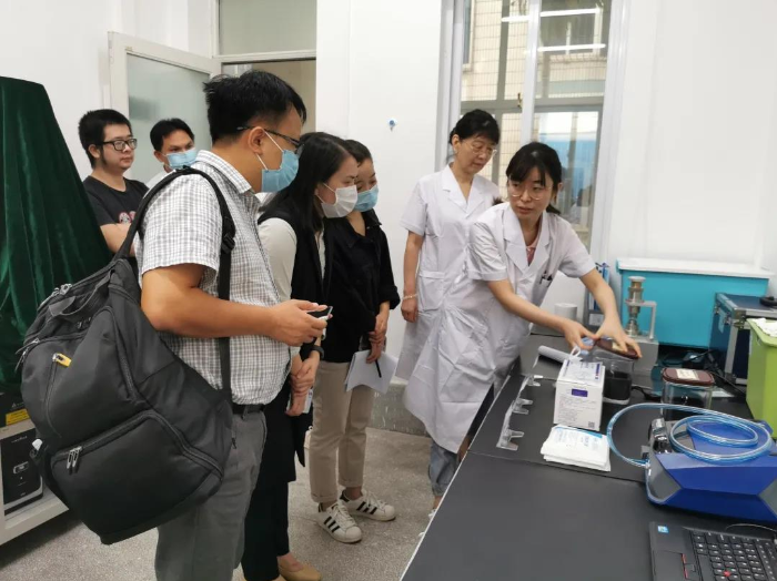 10月20日，海南省药监局开展海南省医疗器械消费者科普系列活动，组织公众和媒体代表走进医疗器械生产经营企业、检测