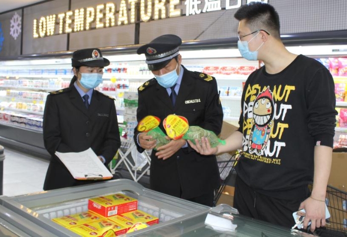 图为该局执法人员在一超市检查冷藏食品储存情况。