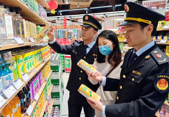 图为10月26日该局执法人员正在一超市检查饮料质量。