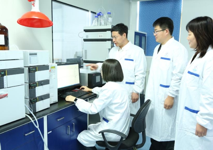 图为吉林省药监局监管人员检查指导吉林四环制药有限公司一致性评价工作。