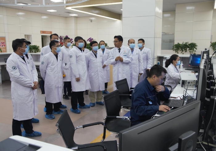 图为甘肃省药监局调研组在武威重离子治疗中心了解临床治疗等情况。