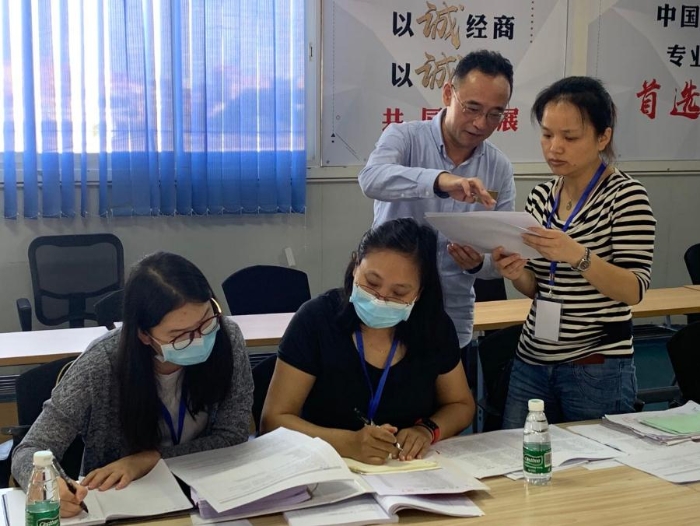 图1：参训检查员在查看企业相关文件。中国食品药品网记者 张丹摄