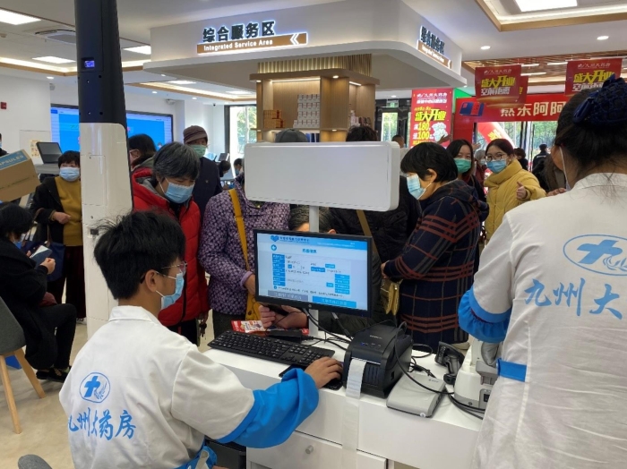 MMC健康便利店——眼底病变预警体验市民排队检测。 MMC健康便利店——眼底病变预警体验市民排队检测。
