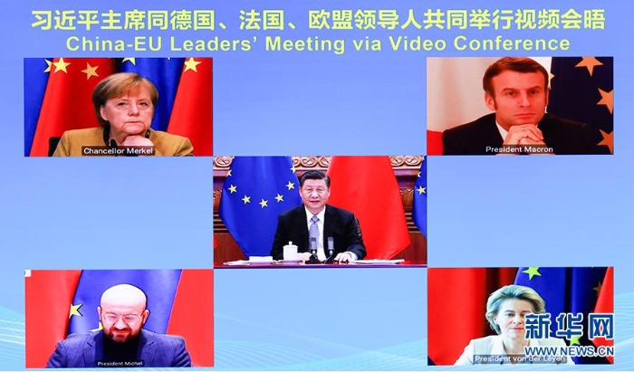 12月30日晚，国家主席习近平在北京同德国总理默克尔、法国总统马克龙、欧洲理事会主席米歇尔、欧盟委员会主席冯德莱恩举行视频会晤。中欧领导人共同宣布如期完成中欧投资协定谈判。 新华社记者 丁林 摄