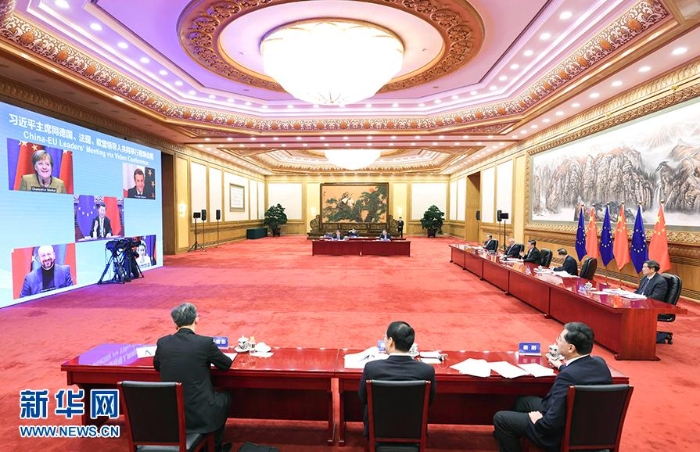 12月30日晚，国家主席习近平在北京同德国总理默克尔、法国总统马克龙、欧洲理事会主席米歇尔、欧盟委员会主席冯德莱恩举行视频会晤。中欧领导人共同宣布如期完成中欧投资协定谈判。 新华社记者庞兴雷 摄