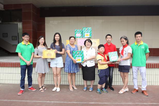 连续26年教师节给学校老师捐赠慰问品。