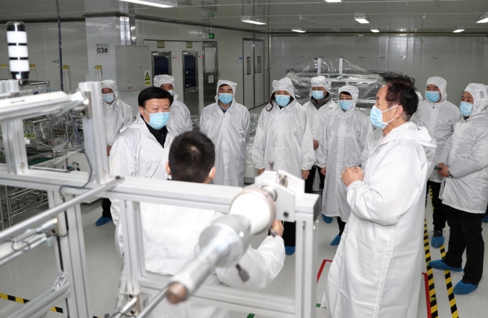 督导组一行在西安五环非织造材料有限公司检查医用防护口罩生产情况 督导组一行在西安五环非织造材料有限公司检查医用防护口罩生产情况