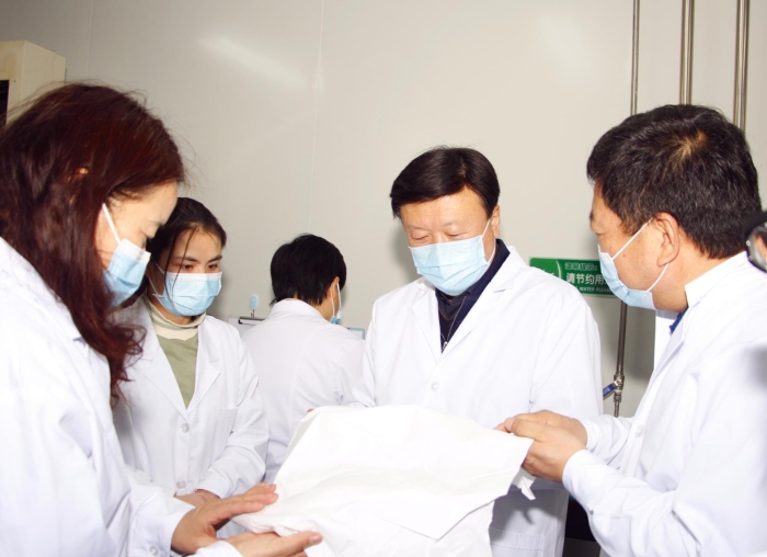 督导组一行在咸阳雅尔艾服装有限公司检查医用防护服生产情况