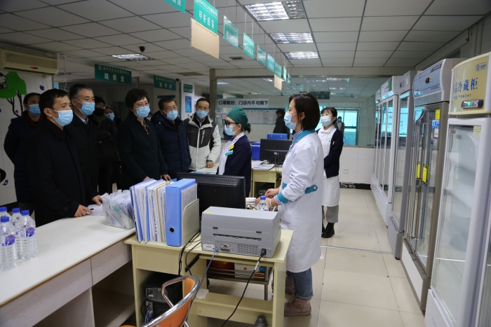 图1为吉林省药监局局长刘宝芳（左三）带队在临河社区卫生服务中心新冠疫苗接种点督导检查。