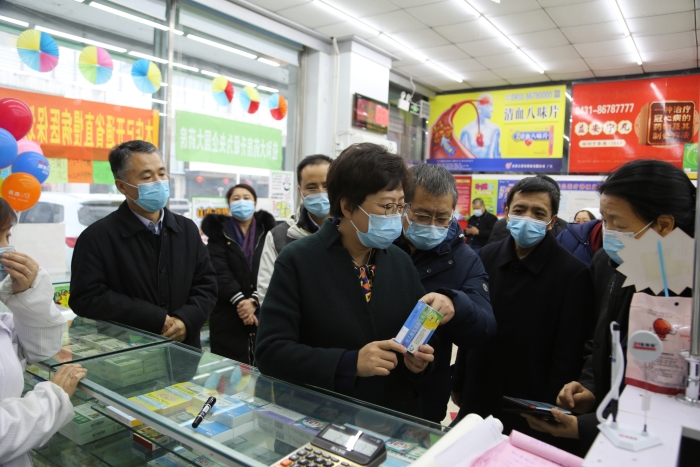 图2为吉林省药监局局长刘宝芳带队检查零售药店”一退两抗“防疫药品销售监测情况。
