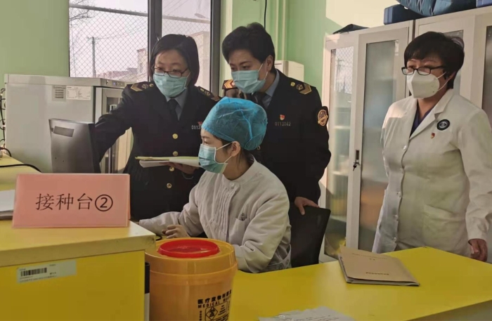 昌平区市场监管局执法人员在新冠疫苗接种单位进行检查。