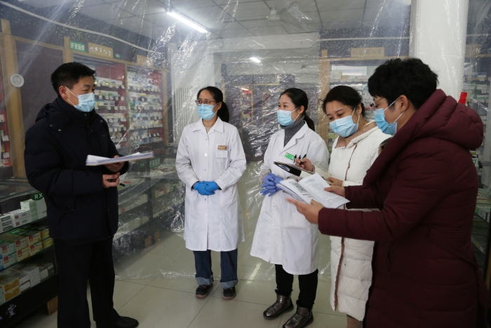 图为督导检查组在长春市汽开区检查药店疫情防控工作。