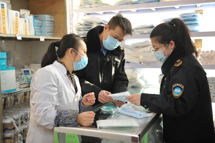 辽宁锦州 开展节前医疗器械安全检查  图为该局工作人员在一家医疗器械经营企业进行防疫物资检查。_7319 (1)