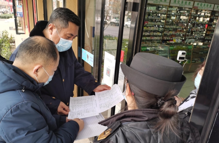 图为石景山区市场监管局检查组在药店检查。 